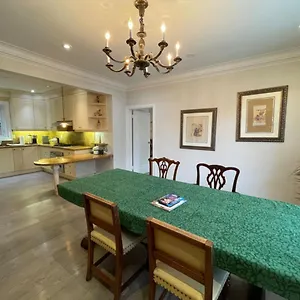 Private In Forest Hill With Full Kitchen And Parking Toronto