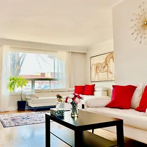 Sunny House - Main Floor, Free Parking, In Toronto